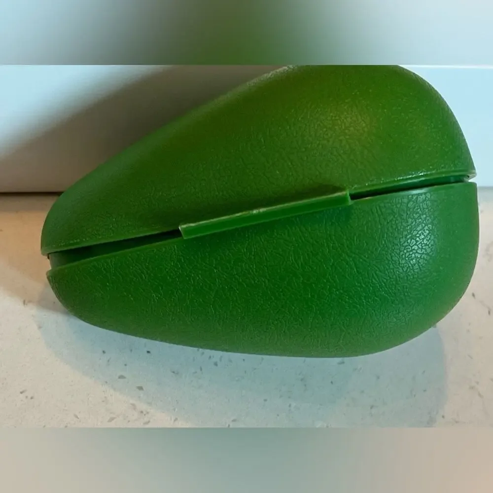 Tupperware Avocado Keeper and 2 Pepper Keepers Excellent Condition Vegetable